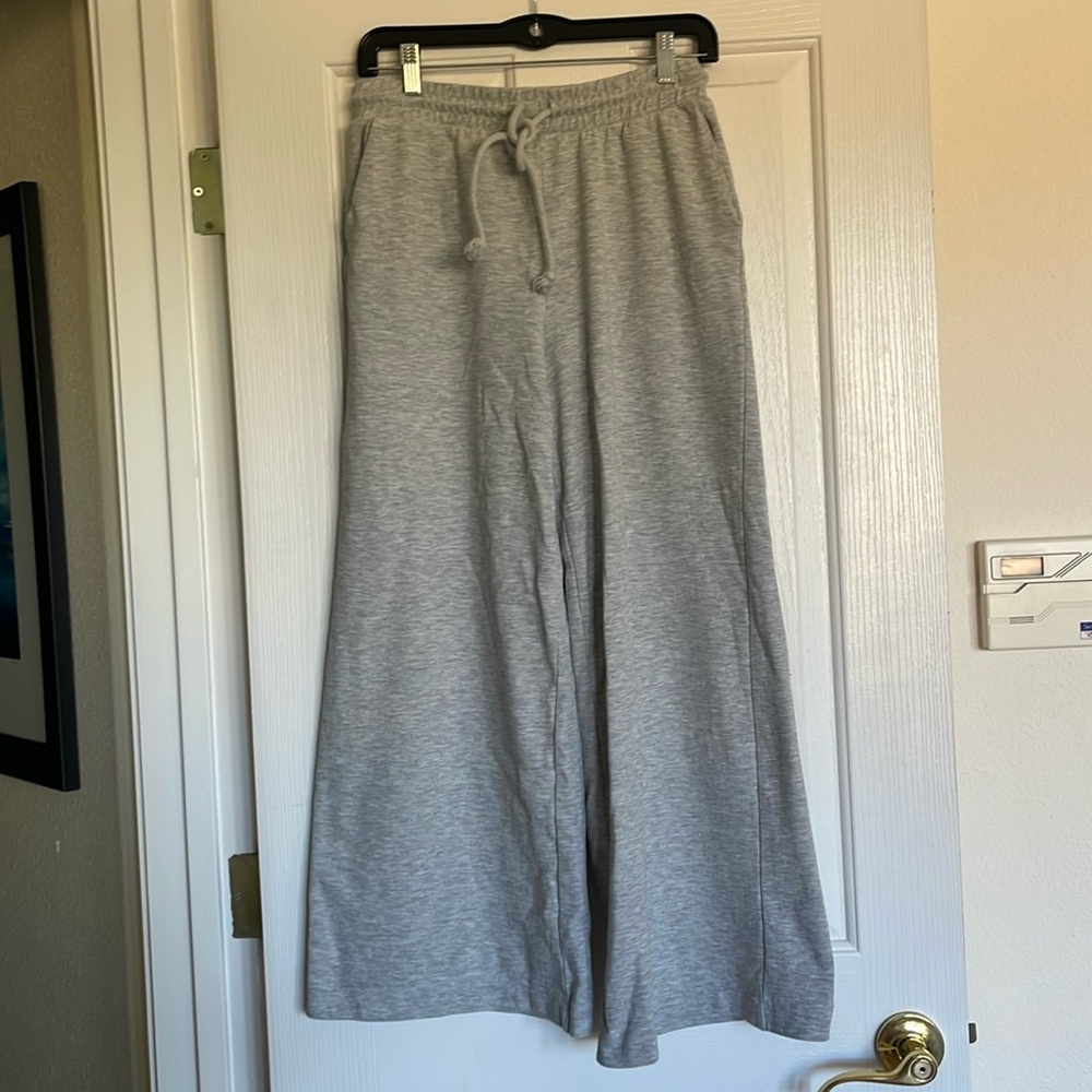 Wide leg crop sweat pant.